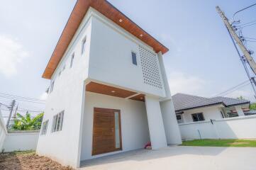 2-story detached house, modern style, 3 bedrooms, 3 bathrooms.