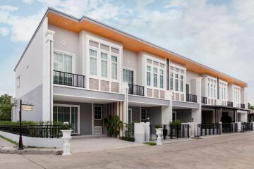 A 2-story townhouse in the European Urbanity style with 4 bedrooms and 3 bathrooms.