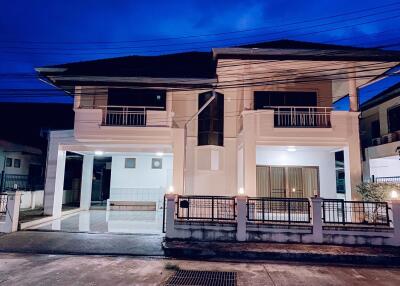 A 2-story single-family house in a modern contemporary style with 3 bedrooms and 3 bathrooms.