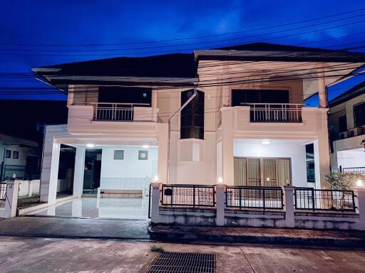 A 2-story single-family house in a modern contemporary style with 3 bedrooms and 3 bathrooms.