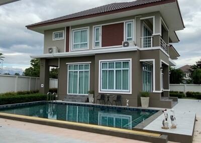 A two-story single-family pool villa with four bedrooms and four bathrooms.