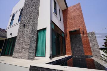 Detached house, 2 floors, 4 bedrooms, 5 bathrooms, located in the suburban area near Central Festival Chiang Mai.