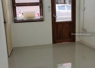 Townhome, 3 floors, 3 bedrooms, 3 bathrooms, located in Chiang Mai city zone, close to Chiang Mai Rajabhat University.