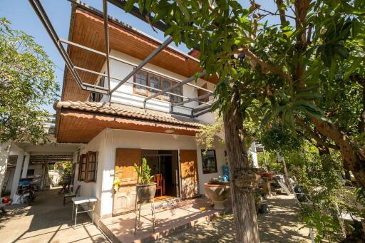 5 Bedroom, Thai Style House Excellent Location 5 minutes from Old Town