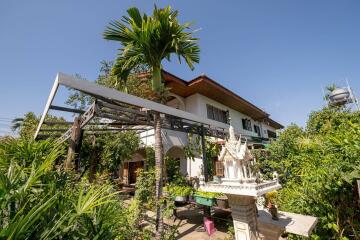 5 Bedroom, Thai Style House Excellent Location 5 minutes from Old Town