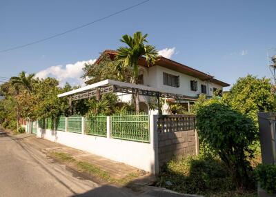5 Bedroom, Thai Style House Excellent Location 5 minutes from Old Town
