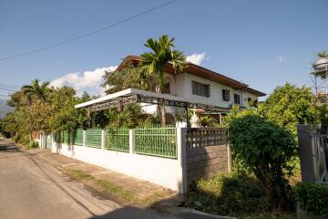 5 Bedroom, Thai Style House Excellent Location 5 minutes from Old Town