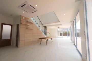 4 Bedroom in Band High-end Development in San Kamphaeng