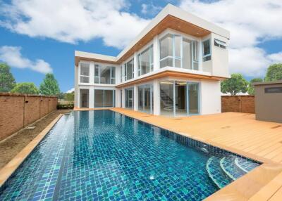 4 Bedroom in Band High-end Development in San Kamphaeng