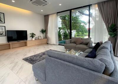 4 Bedroom Lakeside Pool Villa in Wang Tan Hang Dong