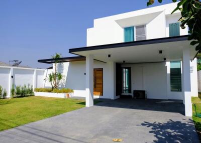 3 Bedroom Modern House with Private Pool minutes from Central Festival