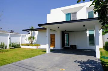 3 Bedroom Modern House with Private Pool minutes from Central Festival