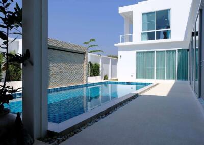 3 Bedroom Modern House with Private Pool minutes from Central Festival