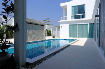 3 Bedroom Modern House with Private Pool minutes from Central Festival