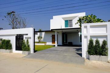 3 Bedroom Modern House with Private Pool minutes from Central Festival