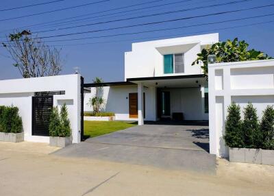 3 Bedroom Modern House with Private Pool minutes from Central Festival