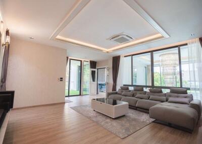 5 Bedroom Luxury Pool Villa in Wang Tan Hang Dong