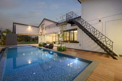 4 Bedroom Pool Villa in City