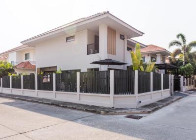 Rennovated 4-bedroom Pool Villa in Hang Dong