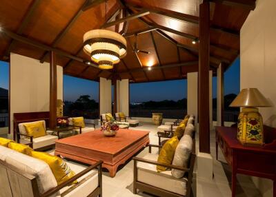 4 Bedroom Luxury Pool Villa in Saraphi