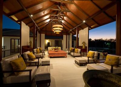 4 Bedroom Luxury Pool Villa in Saraphi