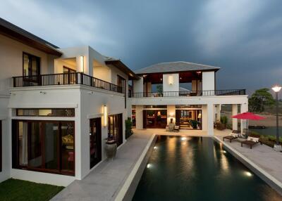 4 Bedroom Luxury Pool Villa in Saraphi