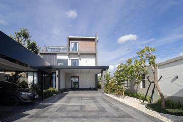 4 Bedroom, 3-Story Pool Villa in City