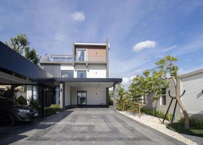 4 Bedroom, 3-Story Pool Villa in City