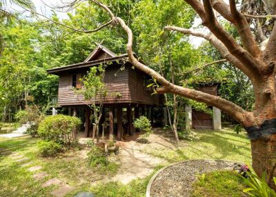 Lanna and Traditional House Complex in San Pa Tong