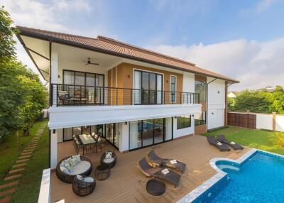 Luxury 5 Bedroom Pool Villa in City