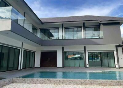 4 Bedroom Unfurnished Pool Villa in City