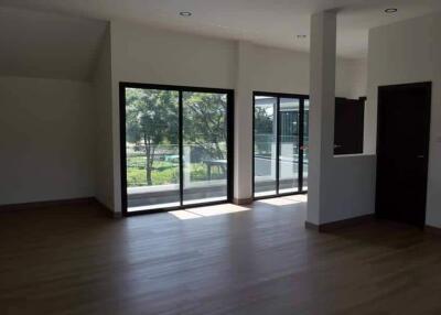 4 Bedroom Unfurnished Pool Villa in City