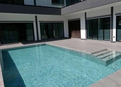 4 Bedroom Unfurnished Pool Villa in City