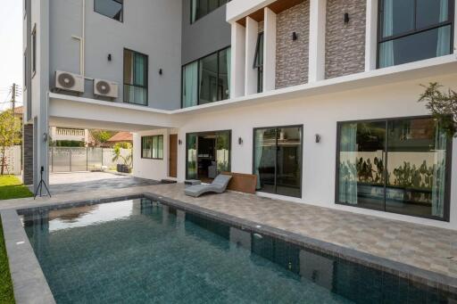 6 Bedroom Pool Villa in San Sai