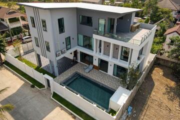 6 Bedroom Pool Villa in San Sai