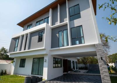 6 Bedroom Pool Villa in San Sai