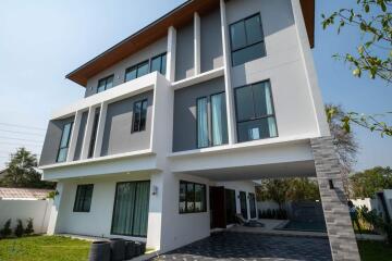 6 Bedroom Pool Villa in San Sai