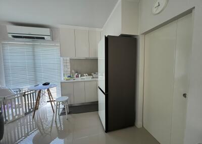 Modern kitchen with dining area