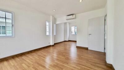 Spacious living room with wooden flooring and air conditioning