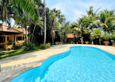 Peaceful Pool Villa with Beautiful Garden in San Sai