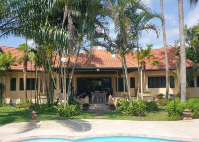 Peaceful Pool Villa with Beautiful Garden in San Sai