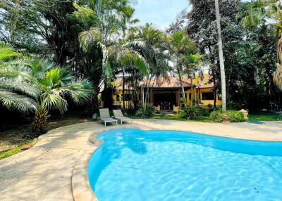 Peaceful Pool Villa with Beautiful Garden in San Sai