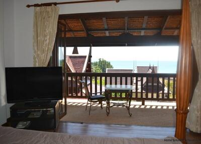 Bedroom with balcony and sea view