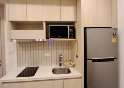 Modern compact kitchen with built-in appliances