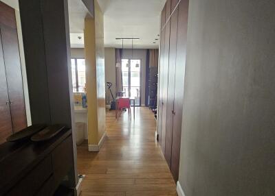 Quiet Spacious Condo Sukhumvit 49