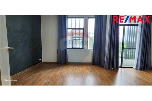 130 Sqm., 3 Beds Condo listed for ฿ 3,390,000.