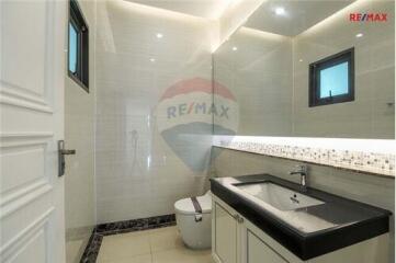 560 Sqm., 5 Beds Townhouse listed for ฿ 33,000,000.