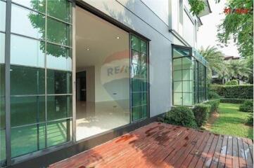 560 Sqm., 5 Beds Townhouse listed for ฿ 33,000,000.