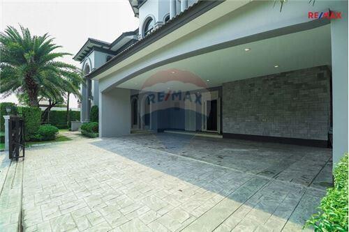 560 Sqm., 5 Beds Townhouse listed for ฿ 33,000,000.