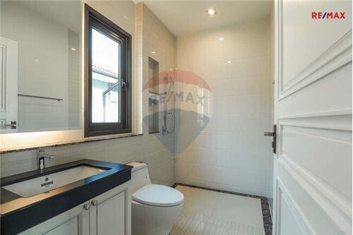 560 Sqm., 5 Beds Townhouse listed for ฿ 33,000,000.